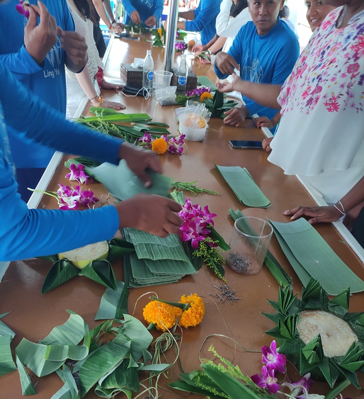 Make your own kratong Hong by Starlight tour 