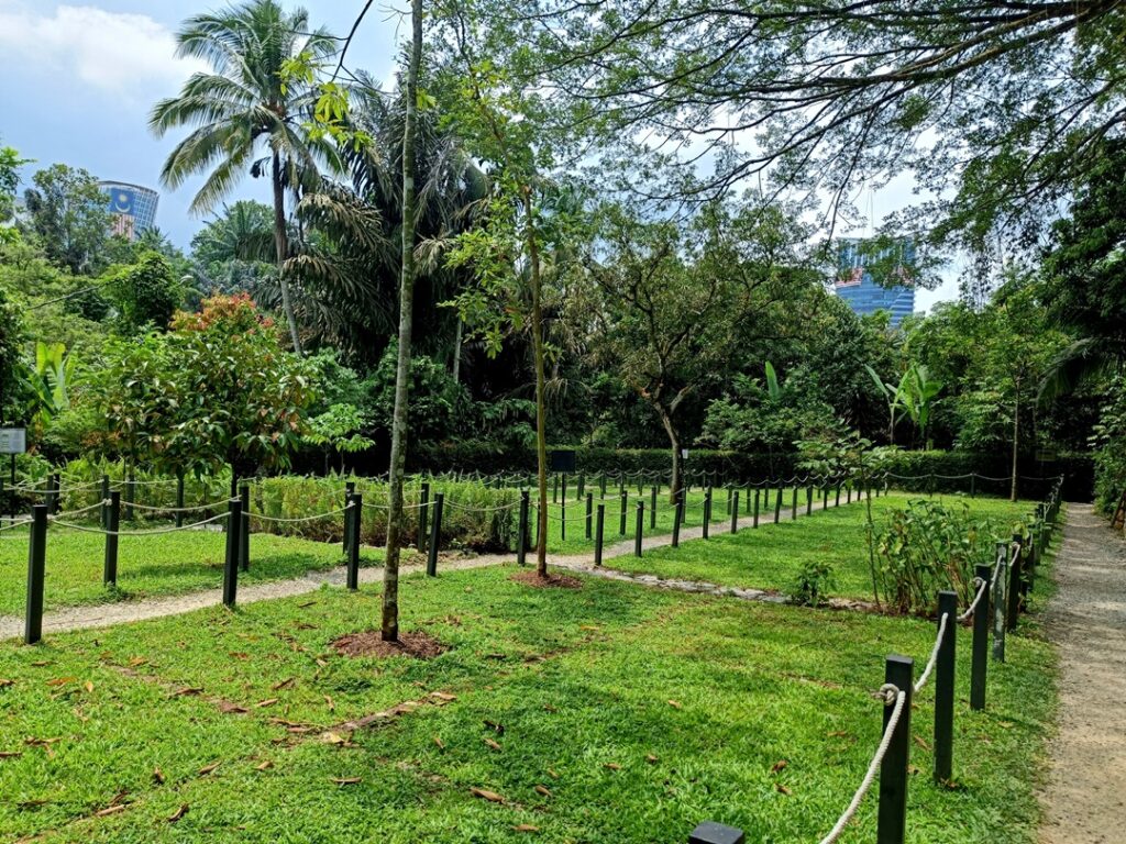 Taman tugu walking trail